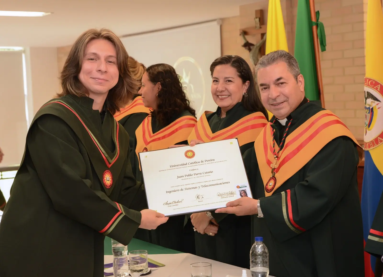 Diploma institucional con servicio de título electrónico