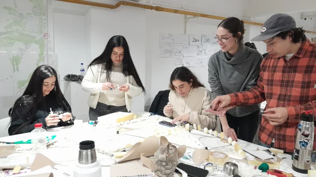 Estudiantes de Arquitectura preparan publicación sobre proyectos del intersemestral_3