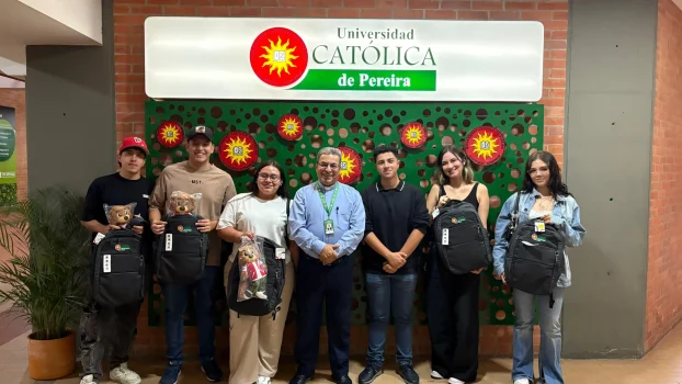 Universidad entrega kit 50 años_2