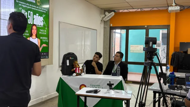 Universidad entrega kit 50 años_4