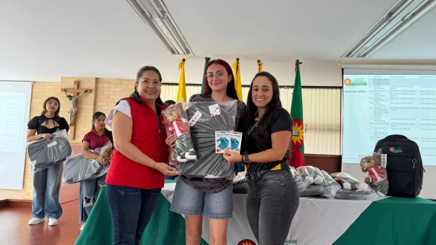 Universidad entrega kit 50 años_5